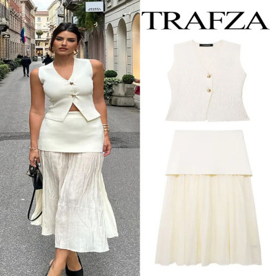 طقم نسائي بشكل عصري ومثير بلوزة وتنورة قصيرة من TR...