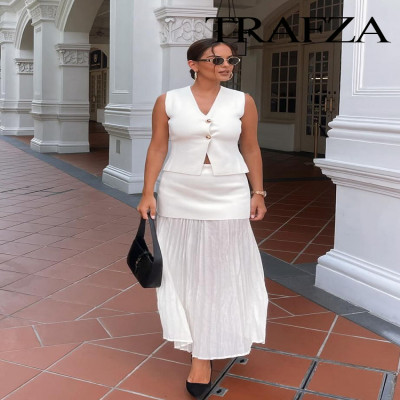 طقم نسائي بشكل عصري ومثير بلوزة وتنورة قصيرة من TR...