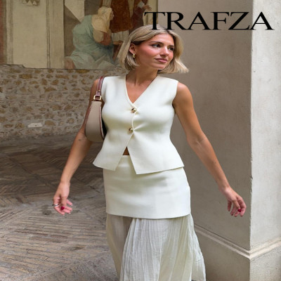 طقم نسائي بشكل عصري ومثير بلوزة وتنورة قصيرة من TR...