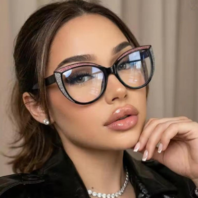 نظارات نسائية كبيرة الإطار بتصميم عين القطة مع زخارف ماسية صغيرة لامعة وإطار متدرج اللون، نظارات أنيقة وفاخرة مضادة للضوء الأزرق