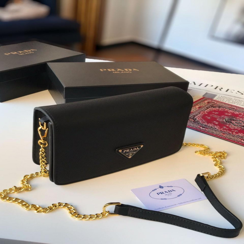 شنطة نسائية من ماركة برادا PRADA
