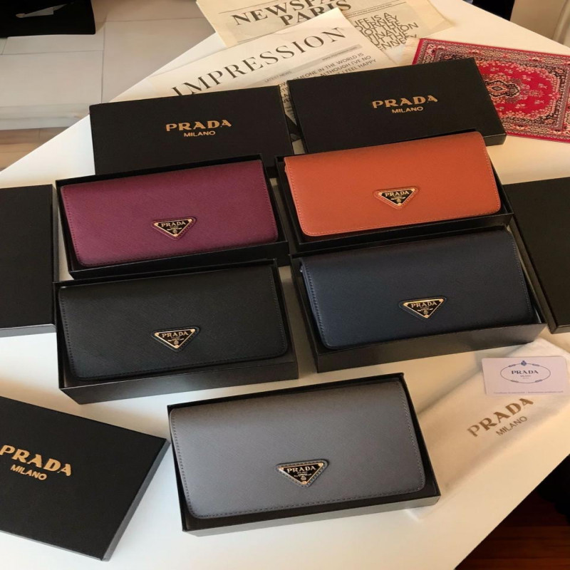 شنطة نسائية من ماركة برادا PRADA