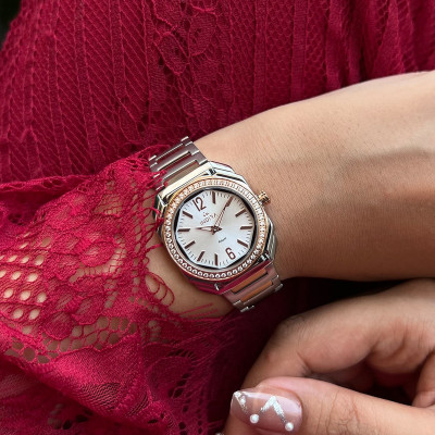 ساعة يد انيقه مزينة بفصوص الزركون وتصميم متفرد للن...