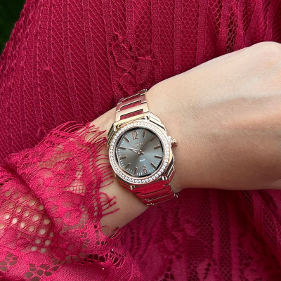 ساعة يد انيقه مزينة بفصوص الزركون وتصميم متفرد للن...