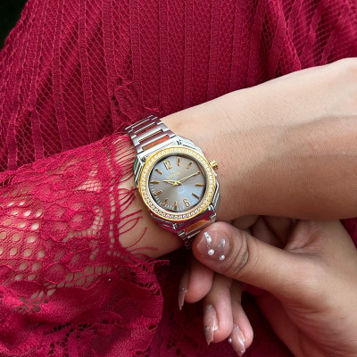 ساعة يد انيقه مزينة بفصوص الزركون وتصميم متفرد للن...