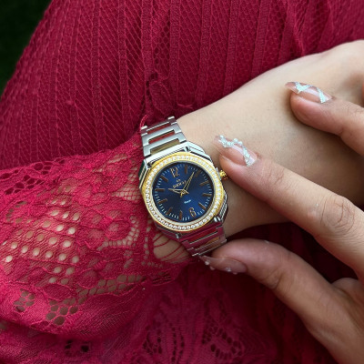 ساعة يد انيقه مزينة بفصوص الزركون وتصميم متفرد للن...