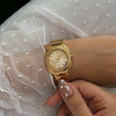 ساعة يد انيقه مزينة بفصوص الزركون وتصميم متفرد للن...