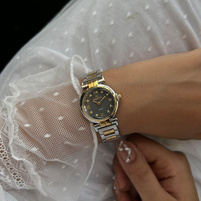 ساعة يد انيقه عمليه وبتصميم متفرد للنساء من ماركه...