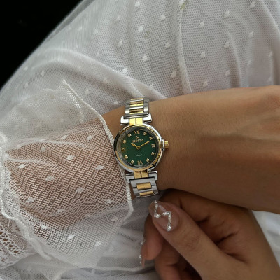 ساعة يد انيقه عمليه وبتصميم متفرد للنساء من ماركه...