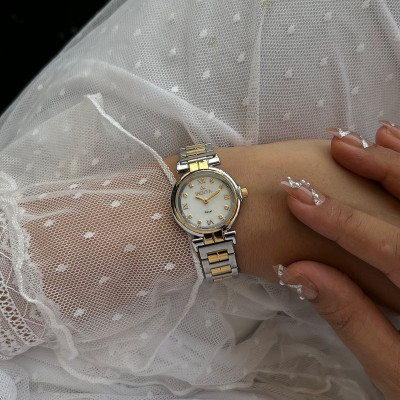 ساعة يد انيقه عمليه وبتصميم متفرد للنساء من ماركه...