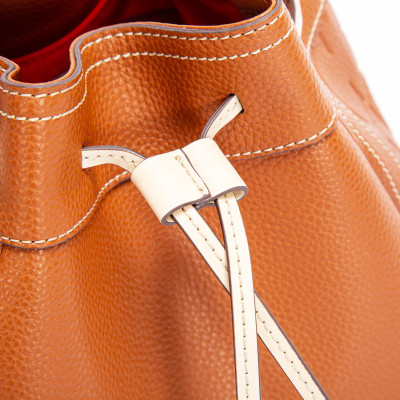 حقيبة كتف نسائية بتصميم فتح الرباط