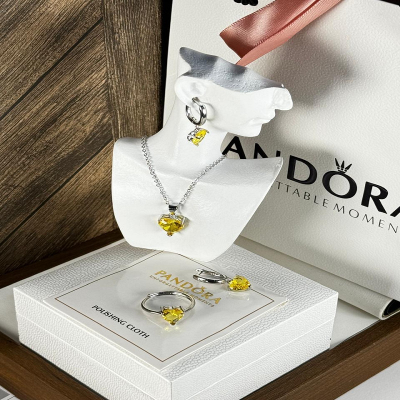 طقم من ماركة باندورا