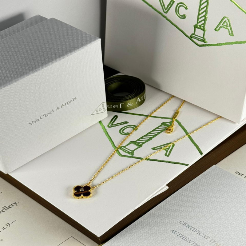 سلسال نسائي فان كليف