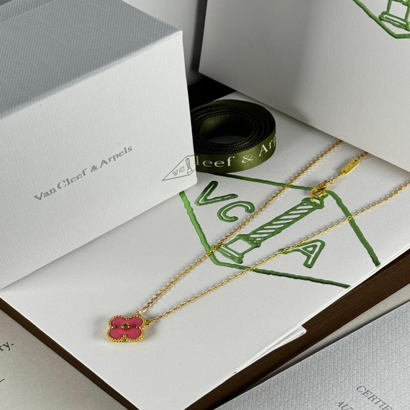 سلسال نسائي فان كليف