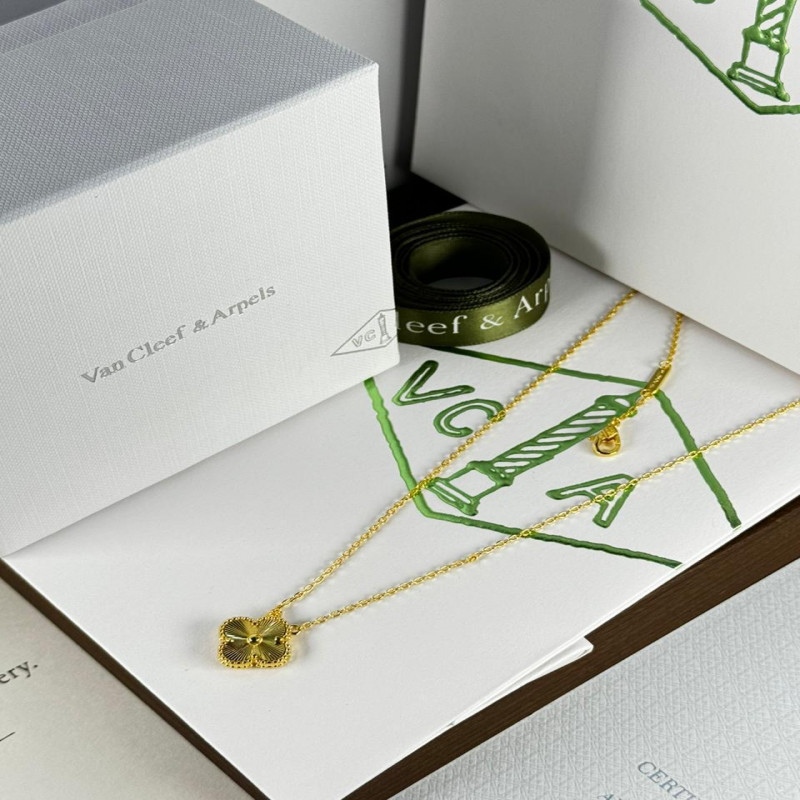 سلسال نسائي فان كليف