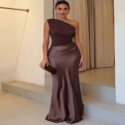 فستان ماكسي مثير بكتف واحد من الساتان مُزين بقطع ا...