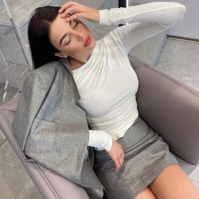 تي شيرت أبيض بأكمام طويلة تي شيرت نسائي أساسي قصير...