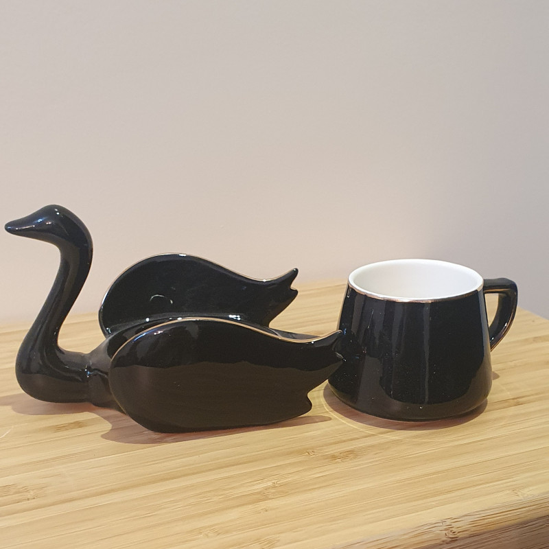 كوب قهوة البجعة السوداء بأطراف مذهبة