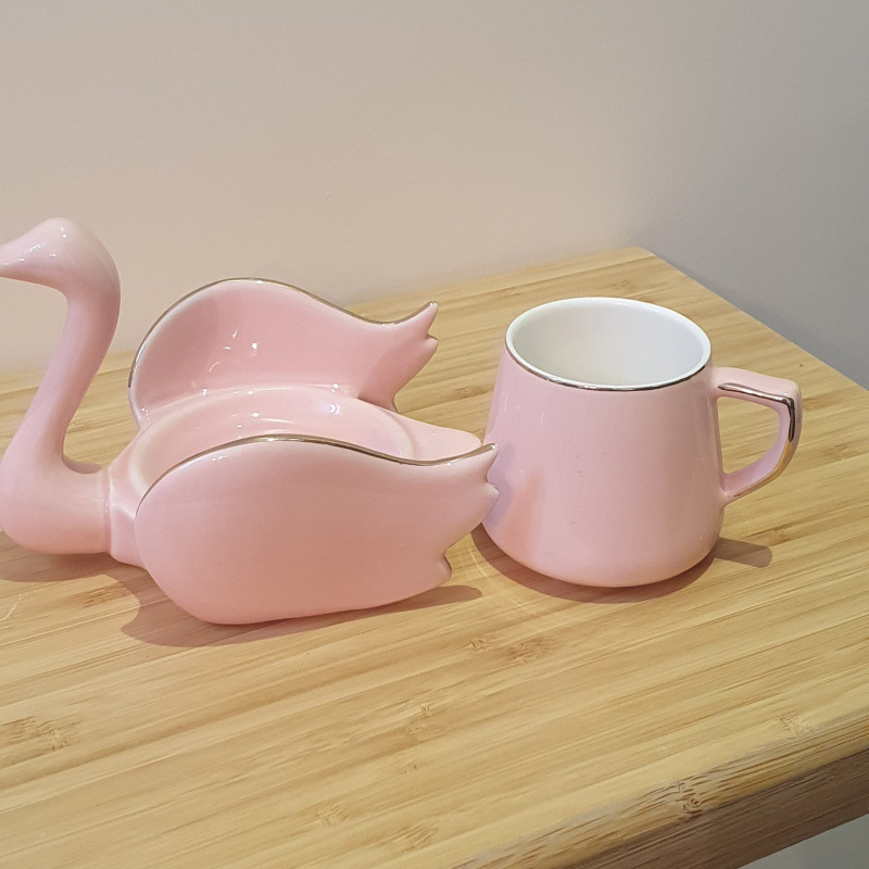 كوب قهوة البجعة الوردية