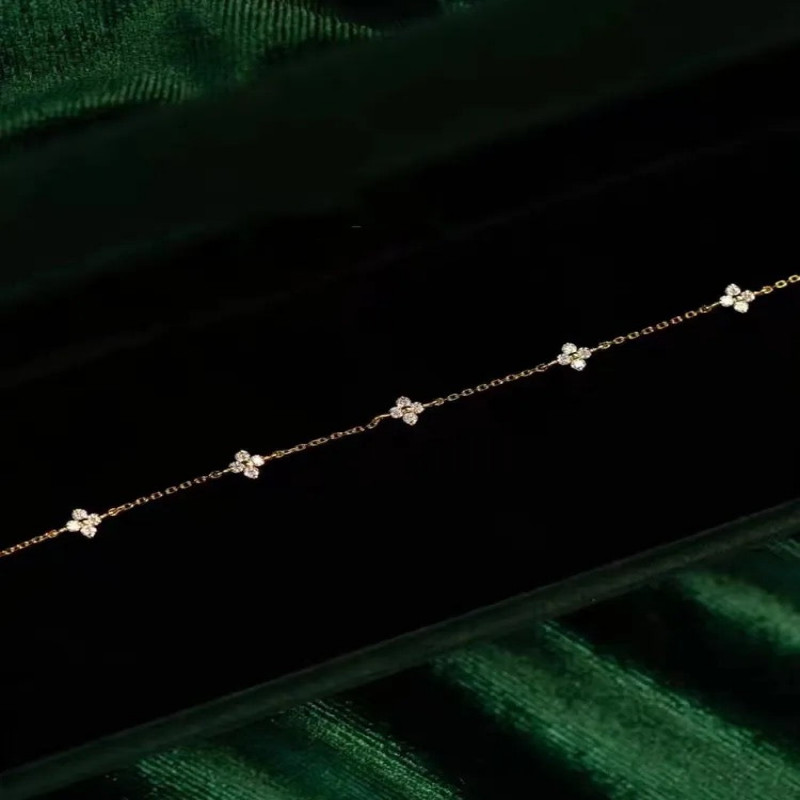 أسوارة مطلية بالذهب عيار 18 قيراط - تصميم زهري ومر...