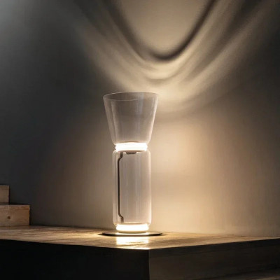 مصباح أرضي من الزجاج بتصميم بسيط وعصري