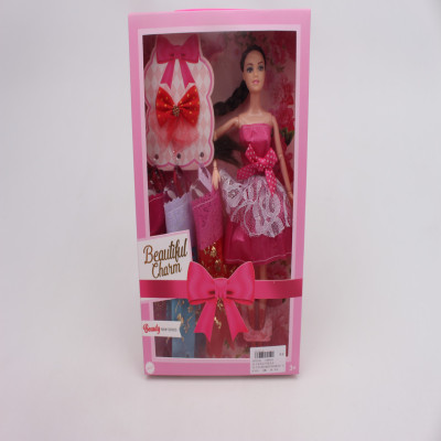 عروسة جميلة مع ملابس