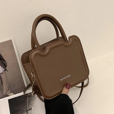 حقيبة كروس عصرية بلون سادة للنساء بسحاب صغير على ا...