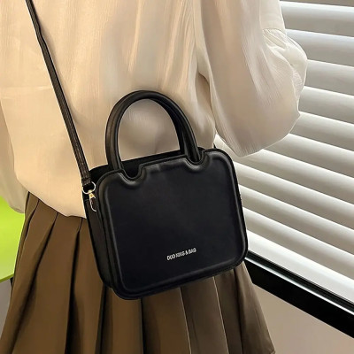 حقيبة كروس عصرية بلون سادة للنساء بسحاب صغير على ا...