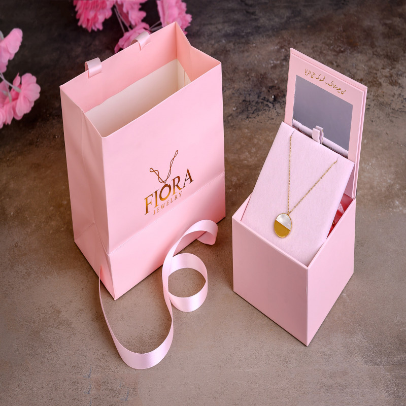 كوني أجمل امرأة في الغرفة مع سلسلتنا المطلية بالذه...