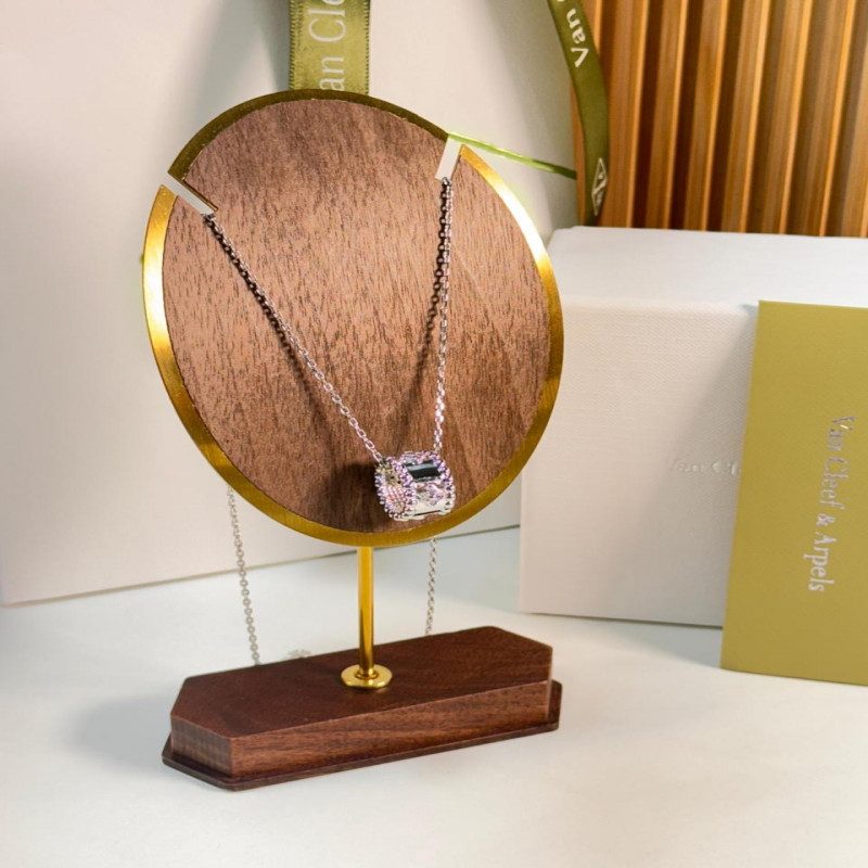 سلسال نسائي من فان كليف