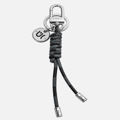 ميدالية من آن بتصميم عصري من الجلد